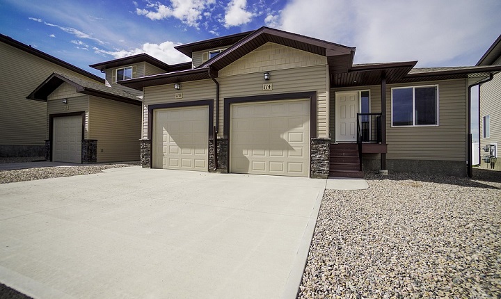 An empty driveway, which even renters could use to make money with share with oscar